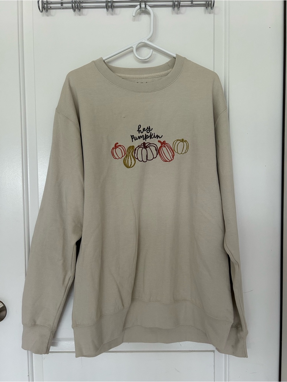 Crewneck Sweatshirt - Beige "Hey Pumpkin" Embroidered
